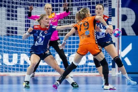 181211 Veronica Kristiansen of Norway, Estavana Polman of Netherlands and Kari Brattset of Norway during the EHF European Women?s Handball Championship match between Netherlands and Norway on December 11, 2018 in Nancy. Photo: Fredrik Varfjell BILDBYRAN kod FV 150183 Copyright: FREDRIKxVARFJELL BB181211FV090