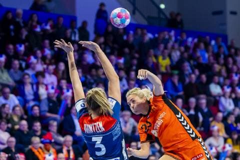 Sport Bilder des Tages 181211 Emilie Hegh Arntzen of Norway and Charris Rozemalen of Netherlands during the EHF European Women?s Handball Championship match between Netherlands and Norway on December 11, 2018 in Nancy. Photo: Fredrik Varfjell BILDBYRAN kod FV 150183 Copyright: FREDRIKxVARFJELL BB181211FV101