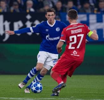 Fußball Champions League Gruppenphase 6. Spieltag FC Schalke 04 - Lokomotive Moskau am 11.12.2018 in der Veltins Arena in Gelsenkirchen Benjamin Goller ( Schalke ), links - Igor Denisov ( Moskau ), rechts DFL Regulations prohibit any use of photographs as image sequences and or quasi video.