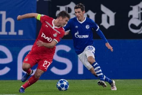 Fußball Champions League Gruppenphase 6. Spieltag FC Schalke 04 - Lokomotive Moskau am 11.12.2018 in der Veltins Arena in Gelsenkirchen Benjamin Goller ( Schalke ), rechts- Igor Denisov ( Moskau ), links DFL Regulations prohibit any use of photographs as image sequences and or quasi video.
