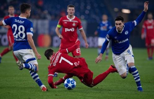 Fußball Champions League Gruppenphase 6. Spieltag FC Schalke 04 - Lokomotive Moskau am 11.12.2018 in der Veltins Arena in Gelsenkirchen Alessandro Schöpf ( Schalke ), rechts - Grzegorz Krychowiak ( Moskau ), mitte - Suat Serdar ( Schalke ), rechts DFL Regulations prohibit any use of photographs as image sequences and or quasi video.