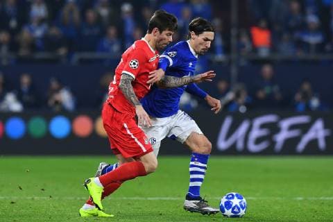 Fußball Champions League Gruppenphase 6. Spieltag FC Schalke 04 - Lokomotive Moskau am 11.12.2018 in der Veltins Arena in Gelsenkirchen Fedor Smolov ( Moskau ), links - Benjamin Stambouli ( Schalke ), rechts DFL Regulations prohibit any use of photographs as image sequences and or quasi video.