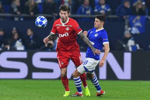 Fußball Champions League Gruppenphase 6. Spieltag FC Schalke 04 - Lokomotive Moskau am 11.12.2018 in der Veltins Arena in Gelsenkirchen Fedor Smolov ( Moskau ), links - Alessandro Schöpf ( Schalke ), rechts DFL Regulations prohibit any use of photographs as image sequences and or quasi video.