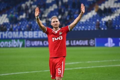 Fußball Champions League Gruppenphase 6. Spieltag FC Schalke 04 - Lokomotive Moskau am 11.12.2018 in der Veltins Arena in Gelsenkirchen Benedikt Höwedes ( Moskau ) DFL Regulations prohibit any use of photographs as image sequences and or quasi video.
