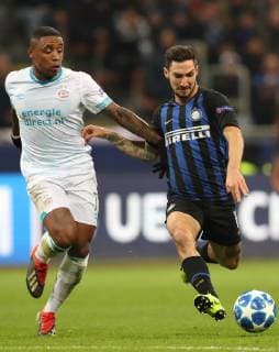 (181212) -- MILAN, Dec. 12, 2018 (Xinhua) -- FC Inter s Matteo Politano (R) vies with PSV Eindhoven s Steven Bergwijn during a Group B match of the UEFA Champions League between FC Inter and PSV Eindhoven in Milan, Italy, Dec. 11, 2018. The match ended with 1-1. (Xinhua Cheng Tingting) (SP)ITALY-MILAN-FOOTBALL-UEFA CHAMPIONS LEAGUE-INTER MILAN VS EINDHOVEN 
