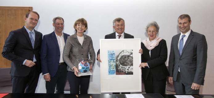 Vertragsverlängerung Final 4 Handball Historisches Rathaus zu Koeln Deutschland Datum: 11.12.2018 Von links: Stefan Löcher Bernhard Schwank Oberbürgermeisterin Henriette Reker Michael Wiederer Dr. Agnes Klein David Szlezak
