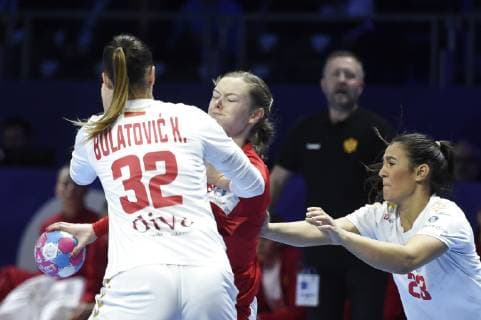 Anne Mette Hansen tackles i EM kampen mellem Danmark - Montenegro i Nantes, onsdag den 12 december 2018. . , Denmark  Copyright: LiselottexSabroex COP103 spdk20181212-155705-L