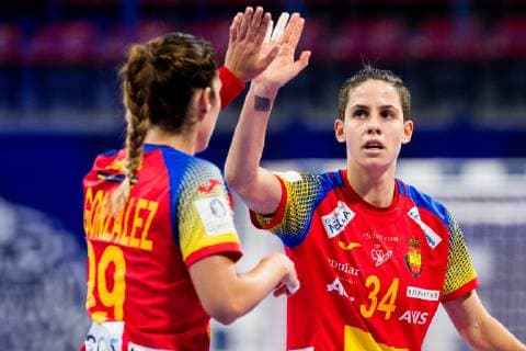 181212 Mireya Gonzalez and Alicia Fernandez Fraga of Spain celebrate during the EHF European Women s Handball Championship match between Spain and Norway on December 11, 2018 in Nancy. Photo: Fredrik Varfjell BILDBYRAN kod FV 150184 Copyright: FREDRIKxVARFJELL BB181212FV005