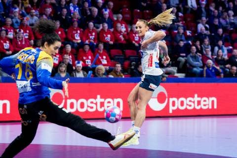 181212 Goalkeeper Mercedes Castellanos of Spain saves a shot by Camilla Herrem of Norway during the EHF European Women s Handball Championship match between Spain and Norway on December 11, 2018 in Nancy. Photo: Fredrik Varfjell BILDBYRAN kod FV 150184 Copyright: FREDRIKxVARFJELL BB181212FV013