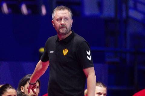 181212 Per Johansson, head coach of Montenegro during the EHF European Women s Handball Championship match between Denmark and Montenegro on December 12, 2018 in Nantes. Photo: Ludvig Thunman BILDBYRN kod LT 35570 Copyright: LUDVIGxTHUNMAN BB181212LT005