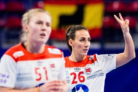 181212 Vilde Ingstad and Marta Tomac of Norway during the EHF European Women s Handball Championship match between Spain and Norway on December 11, 2018 in Nancy. Photo: Fredrik Varfjell BILDBYRAN kod FV 150184 Copyright: FREDRIKxVARFJELL BB181212FV019