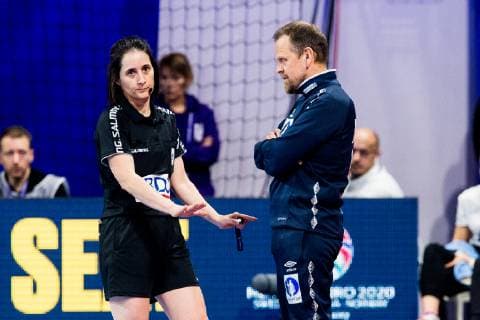 181212 Thorir Hergeirsson, head coach of Norway, gets a warning from the referee during the EHF European Women s Handball Championship match between Spain and Norway on December 11, 2018 in Nancy. Photo: Fredrik Varfjell BILDBYRAN kod FV 150184 Copyright: FREDRIKxVARFJELL BB181212FV020
