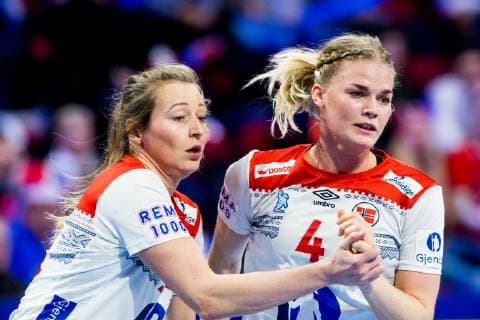 181212 Sanna Solberg and Veronica Kristiansen of Norway during the EHF European Women?s Handball Championship match between Spain and Norway on December 11, 2018 in Nancy. Photo: Fredrik Varfjell BILDBYRAN kod FV 150184 Copyright: FREDRIKxVARFJELL BB181212FV021