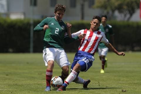 Futbol, Mexico vs Paraguay Grupo B, Copa UC sub 17 El Jugador de la Seleccion de Mexico Leonardo Vilchis disputa el balon contra Juan Vargas de Paraguay durante el partido valido por el grupo B de la copa UC sub 17, en la Cancha 1 Alberto Buccicardi del Estadio San Carlos de Apoquindo. 12 12 18 Javier Torres Photosport Grupo B, Mexico vs Paraguay, copa UC sub 17. 