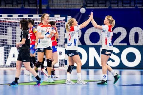 181212 Kari Brattset, Stine Bredal Oftedal and Veronica Kristiansen of Norway celebrate after the EHF European Women?s Handball Championship match between Spain and Norway on December 11, 2018 in Nancy. Photo: Fredrik Varfjell BILDBYRAN kod FV 150184 Copyright: FREDRIKxVARFJELL BB181212FV044