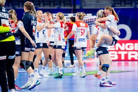 181212 Heidi Loke and Camilla Herrem of Norway celebrate after the EHF European Women?s Handball Championship match between Spain and Norway on December 11, 2018 in Nancy. Photo: Fredrik Varfjell BILDBYRAN kod FV 150184 Copyright: FREDRIKxVARFJELL BB181212FV045