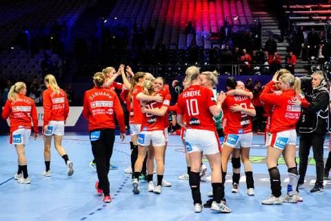 181212 Players of Denmark celebrates after the EHF European WomenÕs Handball Championship match between Denmark and Montenegro on December 12, 2018 in Nantes. Photo: Ludvig Thunman BILDBYRN kod LT 35570 Copyright: LUDVIGxTHUNMAN BB181212LT028
