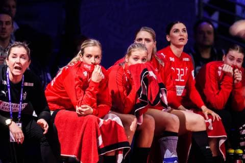 181212 Substitutes of Denmark during the EHF European WomenÕs Handball Championship match between Denmark and Montenegro on December 12, 2018 in Nantes. Photo: Ludvig Thunman BILDBYRN kod LT 35570 Copyright: LUDVIGxTHUNMAN BB181212LT029