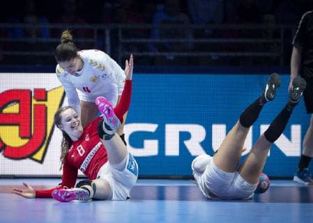 Danmarks Anne Mette Hansen og Montenegros Jovanka Radicevic under EM kampen mellem Danmark-Montenegro i Nantes, onsdag den 12 december 2018.. , Nantes Denmark  Copyright: Scanpix LiselottexSabroex COP103 spdk20181212-180518-L