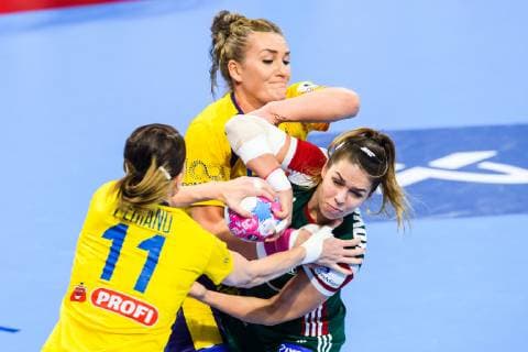 181212 Gabriela Perianu and Crina Pintea of Romania in a duel with Anik? Kovacsics of Hungary during the EHF European WomenÕs Handball Championship match between Hungary and Romania on December 11, 2018 in Nancy. Photo: Fredrik Varfjell BILDBYRN kod FV 150185 Copyright: FREDRIKxVARFJELL BB181212FV048