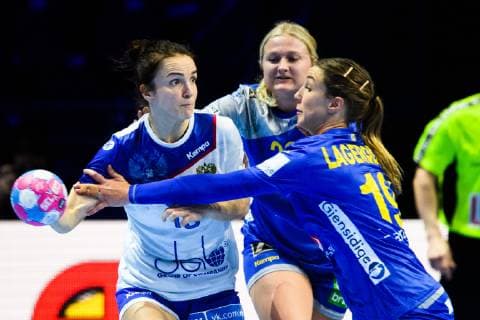 181212 Anna Vjachireva of Russia in a duel with Hanna Blomstrand and Anna Lagerquist of Sweden during the EHF European WomenÕs Handball Championship match between Sweden and Russia on December 12, 2018 in Nantes. Photo: Ludvig Thunman BILDBYRN kod LT 35571 Copyright: LUDVIGxTHUNMAN BB181212LT041