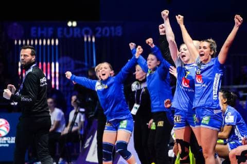 181212 Substitutes of Sweden celebrates during the EHF European WomenÕs Handball Championship match between Sweden and Russia on December 12, 2018 in Nantes. Photo: Ludvig Thunman BILDBYRN kod LT 35571 Copyright: LUDVIGxTHUNMAN BB181212LT044