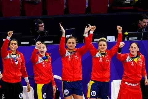 181212 Substitutes of Romania celebrates during the EHF European WomenÕs Handball Championship match between Hungary and Romania on December 11, 2018 in Nancy. Photo: Fredrik Varfjell BILDBYRN kod FV 150185 Copyright: FREDRIKxVARFJELL BB181212FV051