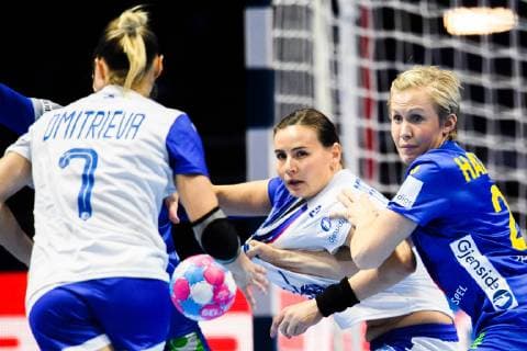181212 Maija Petrova of Russia and Elin Hallagard of Sweden during the EHF European WomenÕs Handball Championship match between Sweden and Russia on December 12, 2018 in Nantes. Photo: Ludvig Thunman BILDBYRN kod LT 35571 Copyright: LUDVIGxTHUNMAN BB181212LT049