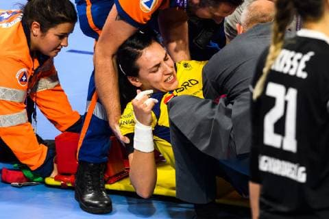 181212 A player of Romania receives medical treatment during the EHF European WomenÕs Handball Championship match between Hungary and Romania on December 11, 2018 in Nancy. Photo: Fredrik Varfjell BILDBYRN kod FV 150185 Copyright: FREDRIKxVARFJELL BB181212FV060