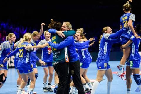 181212 Goalkeeper Filippa Idehn and goalkeeper Johanna Bundsen of Sweden during the EHF European WomenÕs Handball Championship match between Sweden and Russia on December 12, 2018 in Nantes. Photo: Ludvig Thunman BILDBYRN kod LT 35571 Copyright: LUDVIGxTHUNMAN BB181212LT079