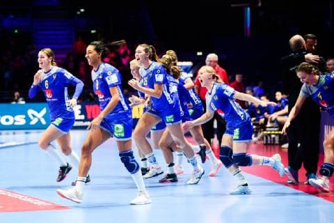 Sport Bilder des Tages 181212 Substitutes of Sweden celebrates after the EHF European WomenÕs Handball Championship match between Sweden and Russia on December 12, 2018 in Nantes. Photo: Ludvig Thunman BILDBYRN kod LT 35571 Copyright: LUDVIGxTHUNMAN BB181212LT081