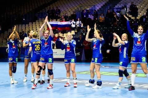 181212 Players of Sweden celebrates after the EHF European WomenÕs Handball Championship match between Sweden and Russia on December 12, 2018 in Nantes. Photo: Ludvig Thunman BILDBYRN kod LT 35571 Copyright: LUDVIGxTHUNMAN BB181212LT082