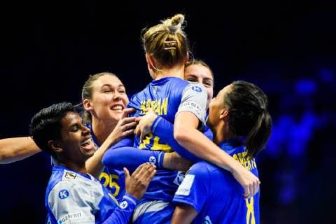 181212 Nathalie Hagman of Sweden celebrates with teammates after the EHF European WomenÕs Handball Championship match between Sweden and Russia on December 12, 2018 in Nantes. Photo: Ludvig Thunman BILDBYRN kod LT 35571 Copyright: LUDVIGxTHUNMAN BB181212LT083