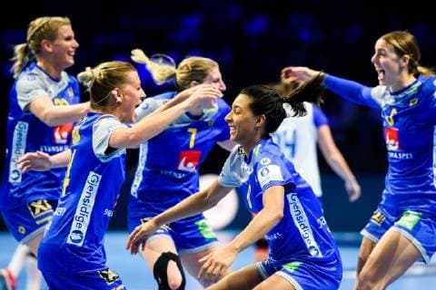 181212 Nathalie Hagman and Jamina Roberts of Sweden celebrates after the EHF European WomenÕs Handball Championship match between Sweden and Russia on December 12, 2018 in Nantes. Photo: Ludvig Thunman BILDBYRN kod LT 35571 Copyright: LUDVIGxTHUNMAN BB181212LT084