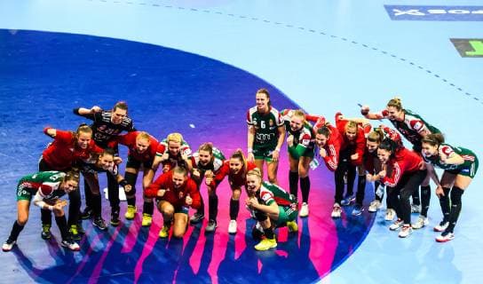 181212 Players of Hungary celebrates after the EHF European WomenÕs Handball Championship match between Hungary and Romania on December 11, 2018 in Nancy. Photo: Fredrik Varfjell BILDBYRN kod FV 150185 Copyright: FREDRIKxVARFJELL BB181212FV065