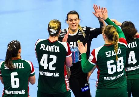 181212 ?va Kiss of Hungary celebrates with teammates after the EHF European WomenÕs Handball Championship match between Hungary and Romania on December 11, 2018 in Nancy. Photo: Fredrik Varfjell BILDBYRN kod FV 150185 Copyright: FREDRIKxVARFJELL BB181212FV066
