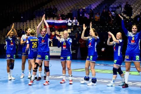181212 Players of Sweden celebrates after the EHF European WomenÕs Handball Championship match between Sweden and Russia on December 12, 2018 in Nantes. Photo: Ludvig Thunman BILDBYRN kod LT 35571 Copyright: LUDVIGxTHUNMAN BB181212LT089