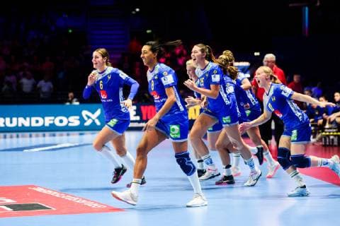 181212 Substitutes of Sweden celebrates after the EHF European WomenÕs Handball Championship match between Sweden and Russia on December 12, 2018 in Nantes. Photo: Ludvig Thunman BILDBYRN kod LT 35571 Copyright: LUDVIGxTHUNMAN BB181212LT090
