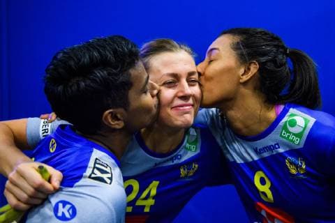 Sport Bilder des Tages 181212 Jamina Roberts and Loui Sand kisses Nathalie Hagman of Sweden after the EHF European WomenÕs Handball Championship match between Sweden and Russia on December 12, 2018 in Nantes. Photo: Ludvig Thunman BILDBYRN kod LT 35571 Copyright: LUDVIGxTHUNMAN BB181212LT091