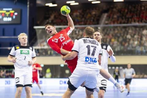 Akadiusz Moryto (Nr. 25, Polen) gegen Steffen Weinhold (Nr. 17, Deutschland) und Hendrik Pekeler (Nr. 13, Deutschland). Deutschland vs. Polen, Handball, Testspiel, 12.12.18 Rostock Mecklenburg-Vorpommern Germany StadtHalle Copyright: xAgentur54Gradx xFelixxKoenigx