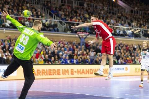 Akadiusz Moryto (Nr. 25, Polen) im Konter gegen Torhueter Andreas Wolff (Nr. 33, Deutschland). Deutschland vs. Polen, Handball, Testspiel, 12.12.18 Rostock Mecklenburg-Vorpommern Germany StadtHalle Copyright: xAgentur54Gradx xFelixxKoenigx