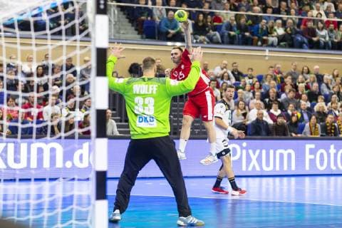 Akadiusz Moryto (Nr. 25, Polen) im Konter gegen Torhueter Andreas Wolff (Nr. 33, Deutschland). Deutschland vs. Polen, Handball, Testspiel, 12.12.18 Rostock Mecklenburg-Vorpommern Germany StadtHalle Copyright: xAgentur54Gradx xFelixxKoenigx