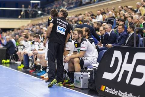 Steffen Weinhold (Nr. 17, Deutschland) steht nach einer Verletzung mit den DHB-Aerzten neben dem Feld. Deutschland vs. Polen, Handball, Testspiel, 12.12.18 Rostock Mecklenburg-Vorpommern Germany StadtHalle Copyright: xAgentur54Gradx xFelixxKoenigx