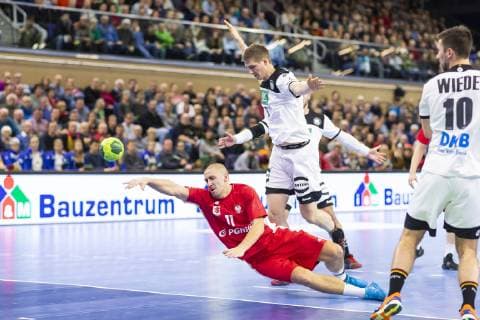 Pawel Krupa (Nr. 11, Polen) gegen Finn Lemke (Nr. 6, Deutschland). Deutschland vs. Polen, Handball, Testspiel, 12.12.18 Rostock Mecklenburg-Vorpommern Germany StadtHalle Copyright: xAgentur54Gradx xFelixxKoenigx