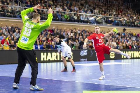 Akadiusz Moryto (Nr. 25, Polen) beim Siebenmeterversuch gegen Torhueter Andreas Wolff (Nr. 33, Deutschland). Deutschland vs. Polen, Handball, Testspiel, 12.12.18 Rostock Mecklenburg-Vorpommern Germany StadtHalle Copyright: xAgentur54Gradx xFelixxKoenigx