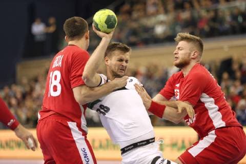 Foto : am Ball Fabian Böhm ( Deutschland ) gegen Pawel Genda und rechts Maciej Gebala Handball Länderspiel in Rostock am Mi. 12.12.2018 Deutschland - Polen