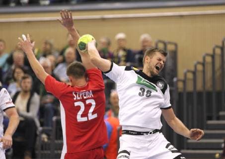 Foto : Fabian Böhm ( Deutschland ) gegen Marek Szpera Handball Länderspiel in Rostock am Mi. 12.12.2018 Deutschland - Polen