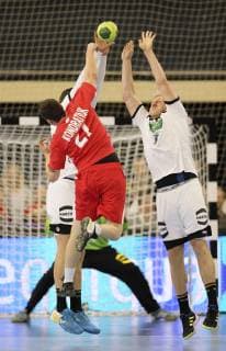Foto : Abwehr von Patrick Wiencek ( Deutschland ) gegen Adrian Kondratiuk Handball Länderspiel in Rostock am Mi. 12.12.2018 Deutschland - Polen