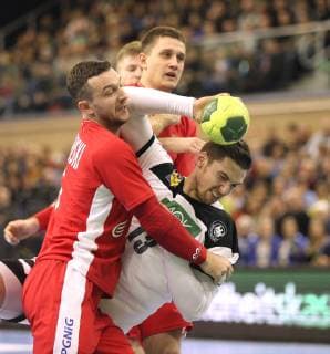 Foto : Hendrik Pekeler ( Deutschland ) wirft gegen Przemyslav Krajewski Handball Länderspiel in Rostock am Mi. 12.12.2018 Deutschland - Polen