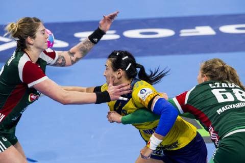 181212 Szimonetta Planeta of Hungary, Cristina Neagu of Romania and Laura Szabo of Hungary during the EHF European Women?s Handball Championship match between Hungary and Romania on December 11, 2018 in Nancy. Photo: Fredrik Varfjell BILDBYRAN kod FV 150185 Copyright: FREDRIKxVARFJELL BB181212FV075